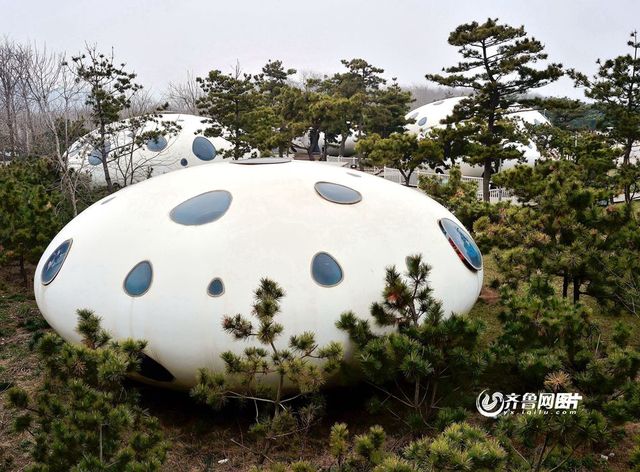 山东日照海滩现“UFO”建筑群 厕所都别具一格