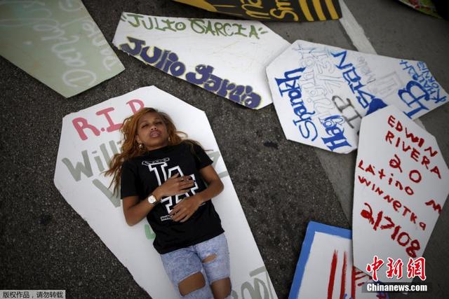 美国洛杉矶民众横躺街头 抗议暴力执法