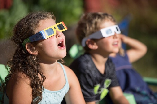 Google向美國小學生免費提供觀看日食的眼鏡_fororder_705c05d57f724eb493f309e0cafb2691_th