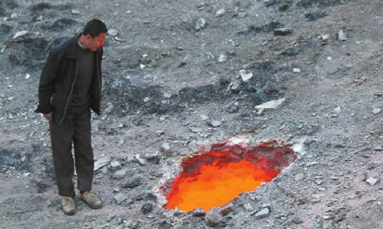 新疆一小区建筑工地现“火山口”