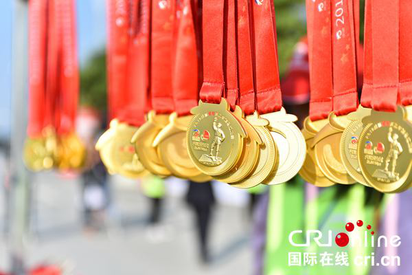 【唐已審】【原創】紅城百色：萬餘名選手參加國際半程馬拉松賽