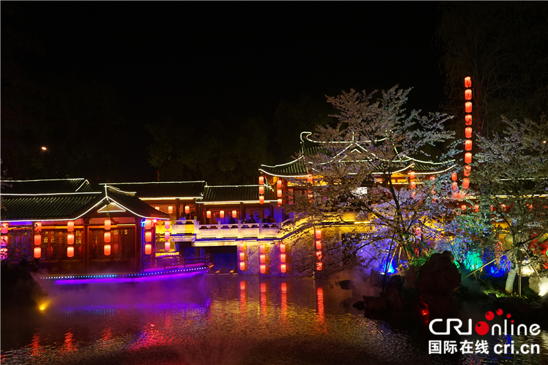 【湖北】【CRI原創】武漢東湖櫻園：“夜櫻”流光溢彩