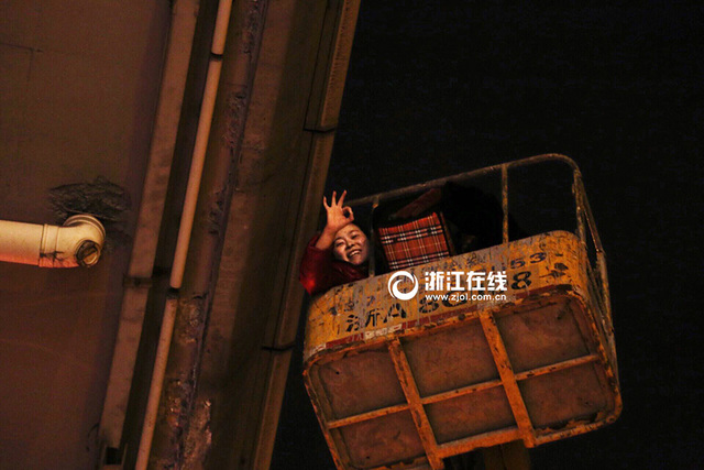 杭州爱猫人深夜高空救猫 租升降车围观人捏汗