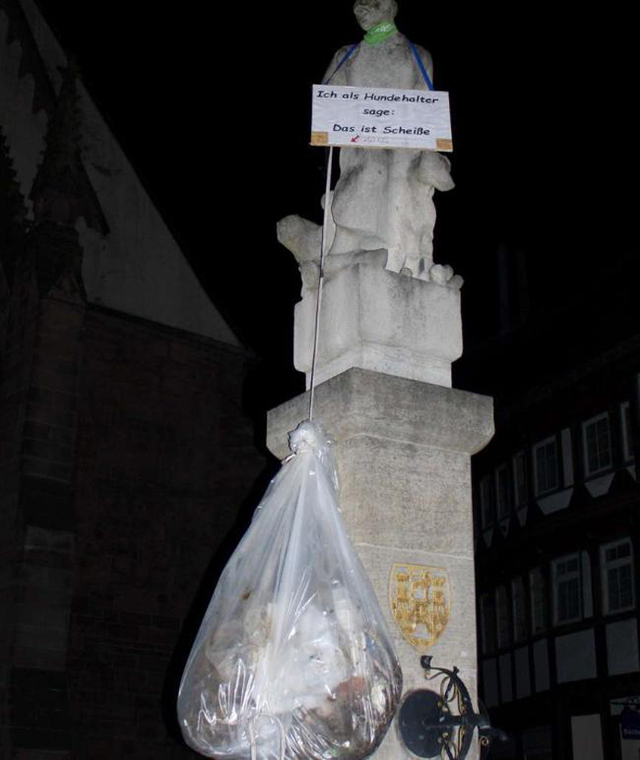 德小城居民发起另类抗议：著名雕塑上挂250公斤狗粪