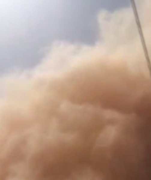 沙特男子抓拍瘋狂沙塵暴吞噬公路