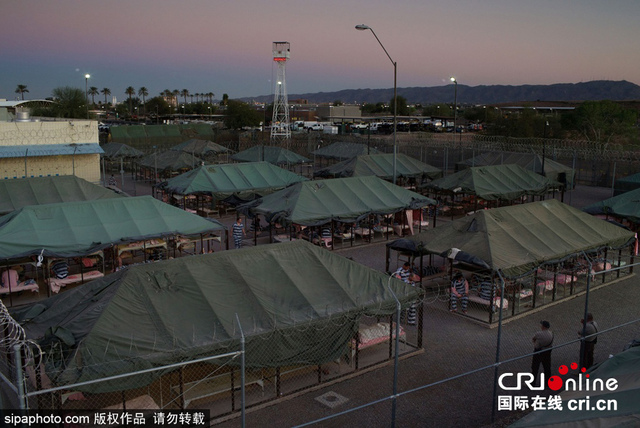 图片故事：引发巨大争议的美国“帐篷城”监狱