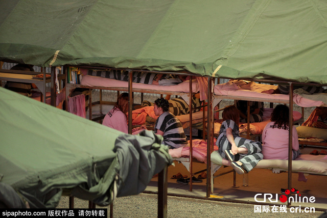 图片故事：引发巨大争议的美国“帐篷城”监狱