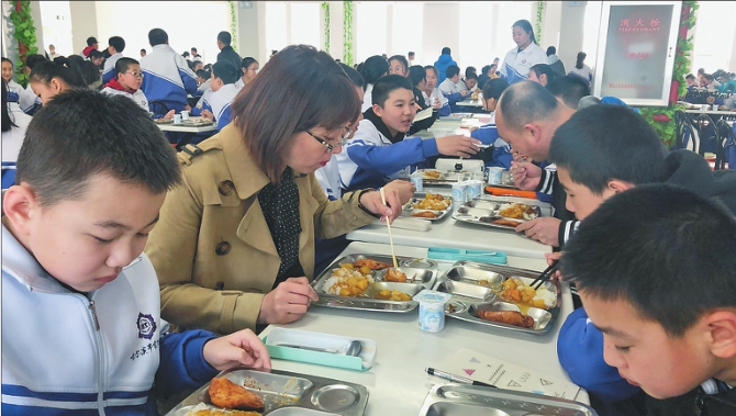 校长试餐陪餐守护学生“舌尖”安全