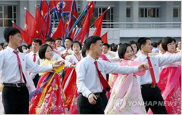 朝鮮民眾跳舞獻花慶祝金正日出任國防委員長22週年