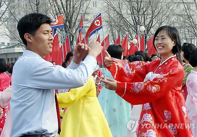 朝鮮民眾跳舞獻花慶祝金正日出任國防委員長22週年