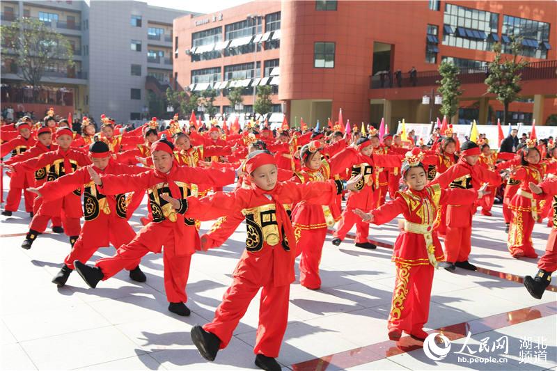 湖北鶴峰：“戲曲廣播操”進校園 文化體育藝術節嗨翻寒冬