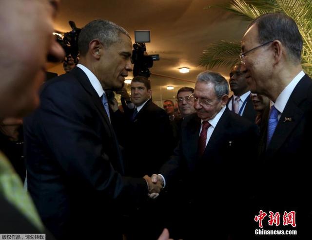 奧巴馬與卡斯特羅在美洲峰會上寒暄握手