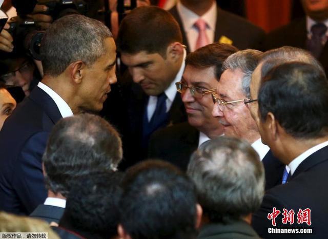 奧巴馬與卡斯特羅在美洲峰會上寒暄握手