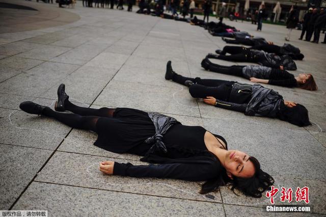 西班牙妇女“躺尸”抗议针对女性暴力