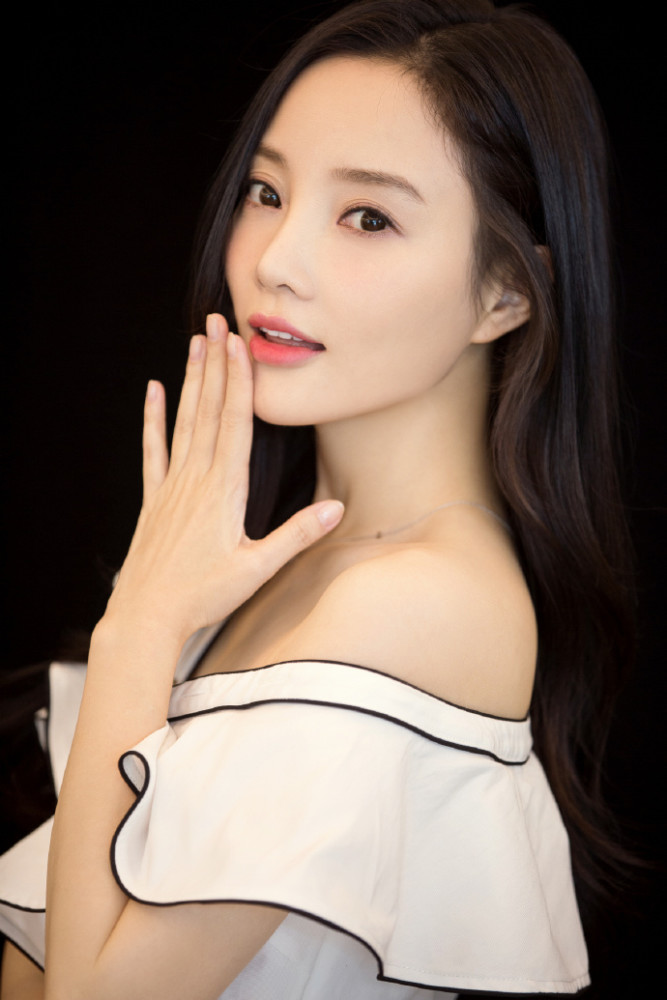 李小璐v领短裙秀香肩美腿妩媚甜笑