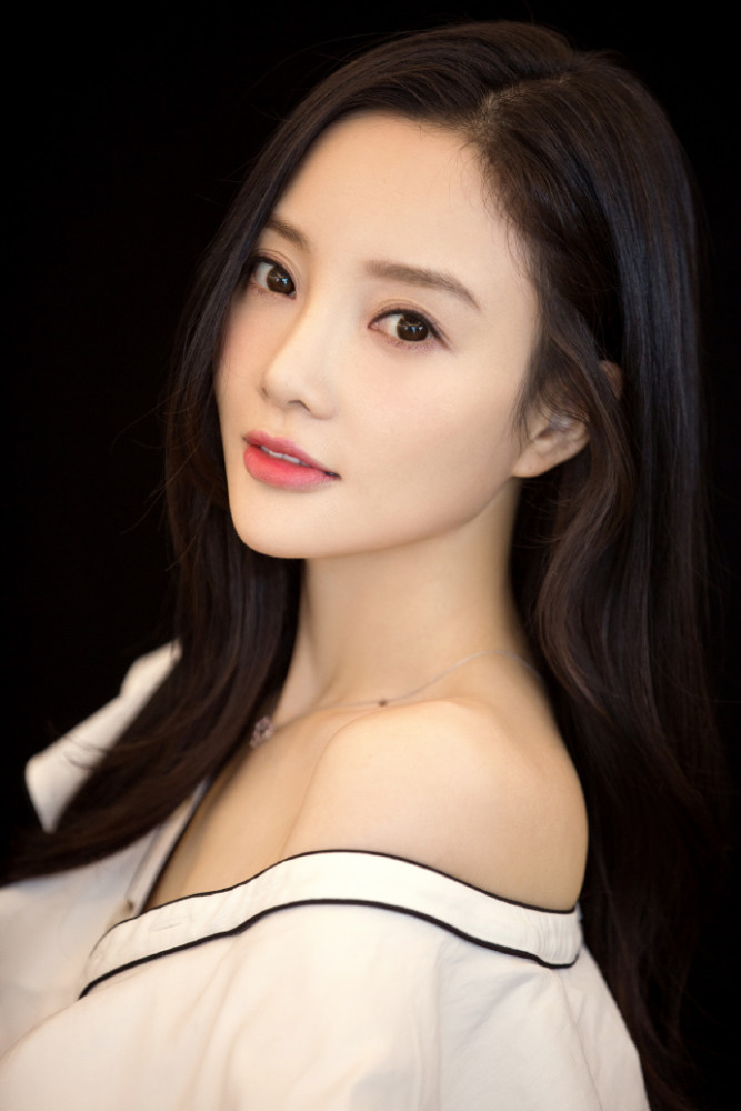 李小璐v领短裙秀香肩美腿妩媚甜笑