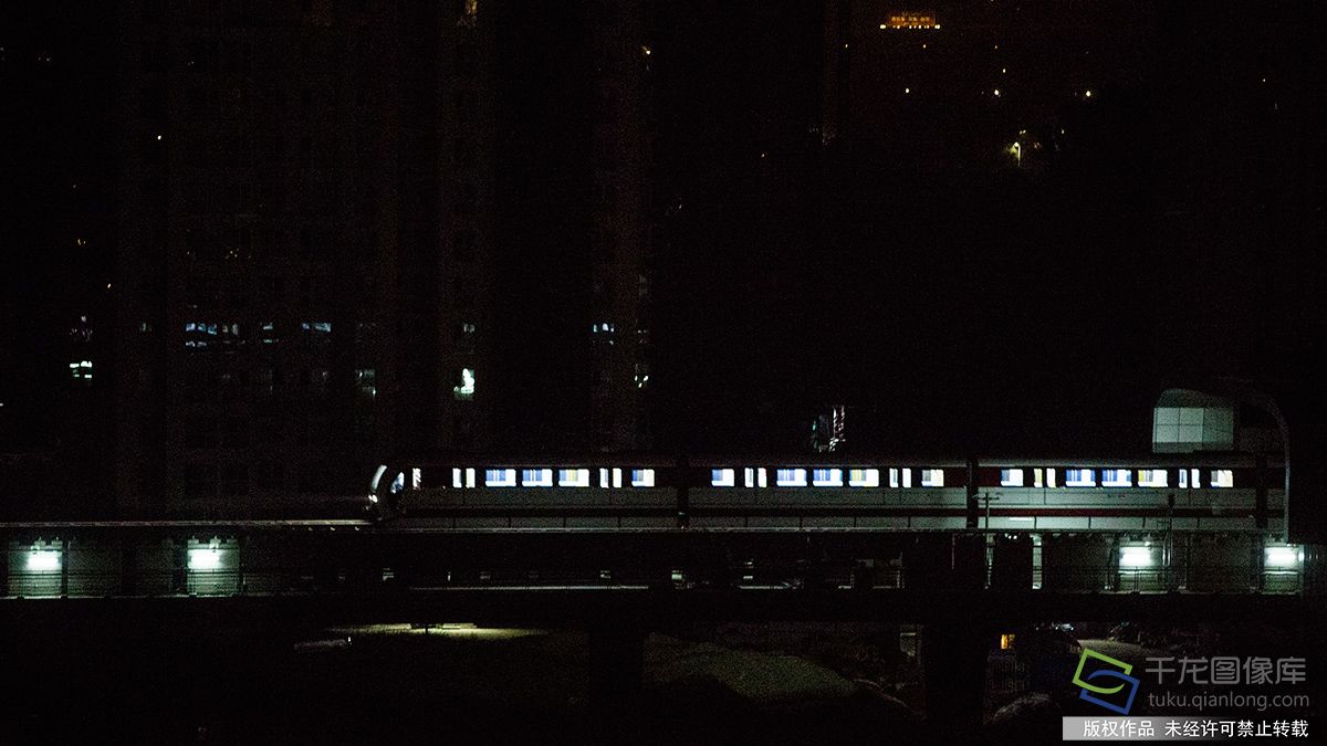 北京首条磁悬浮列车S1线夜间试车