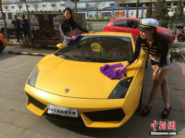 山西太原火辣美女為豪車“洗澡”引圍觀