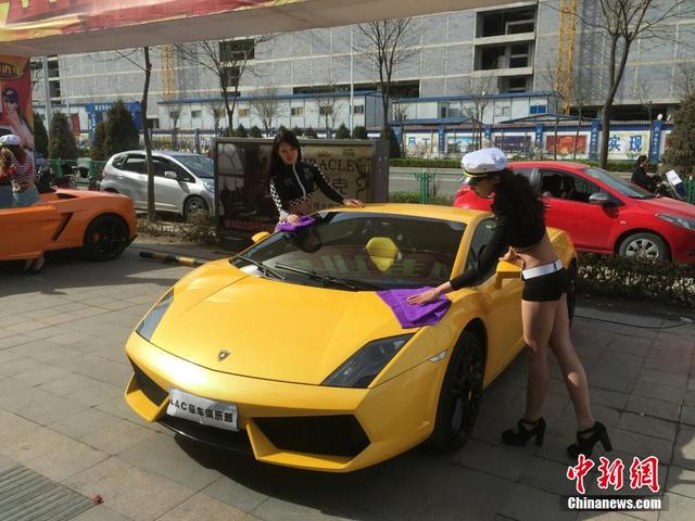 山西太原火辣美女為豪車“洗澡”引圍觀