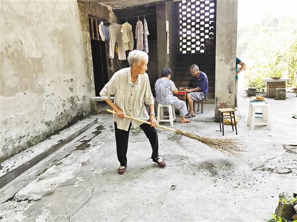 【社会民生 列表】大渡口区91岁龙婆婆义务清扫院坝近30年