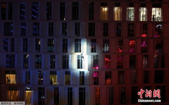 法国“蜘蛛人”夜战最高扭曲住宅大厦惊险刺激