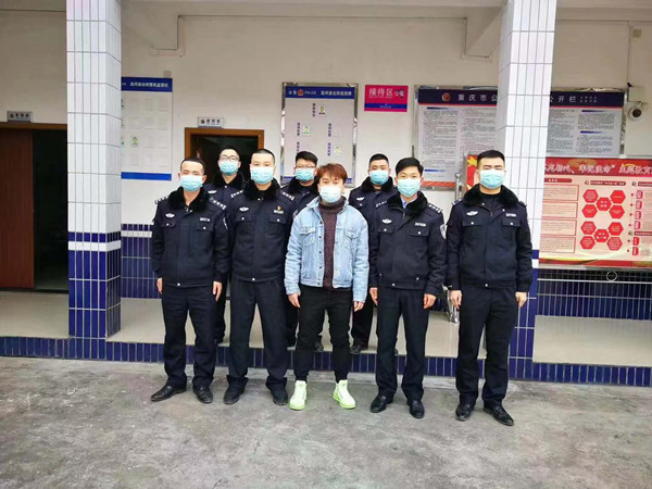 重庆大足区:热心小伙到派出所给民警提供理发服务