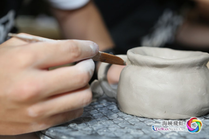 川台学生们认真地学习体验陶艺制作。 摄影 陈治普