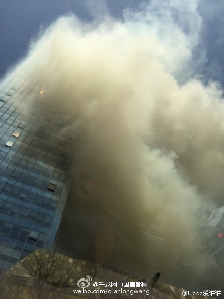 北京燕莎桥都汇天地起火 现场浓烟滚滚
