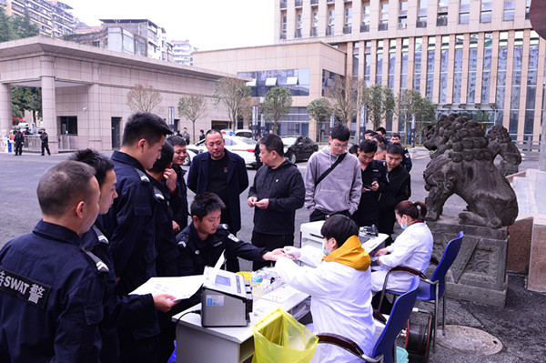 重慶雲陽縣公安局組織民輔警開展無償獻血活動