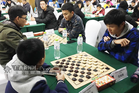 广西首次举办全区国际跳棋公开赛 近百人参与角逐