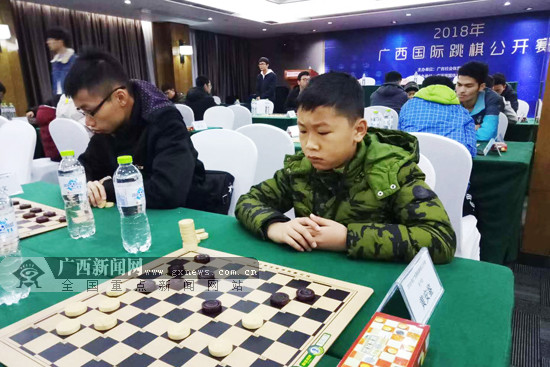 广西首次举办全区国际跳棋公开赛 近百人参与角逐