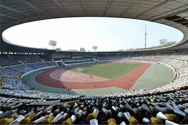 朝鮮領導人金正恩觀看足球賽 李雪主時隔4月露面 朝鮮領導人金正恩觀看足球賽 李雪主時隔4月露面