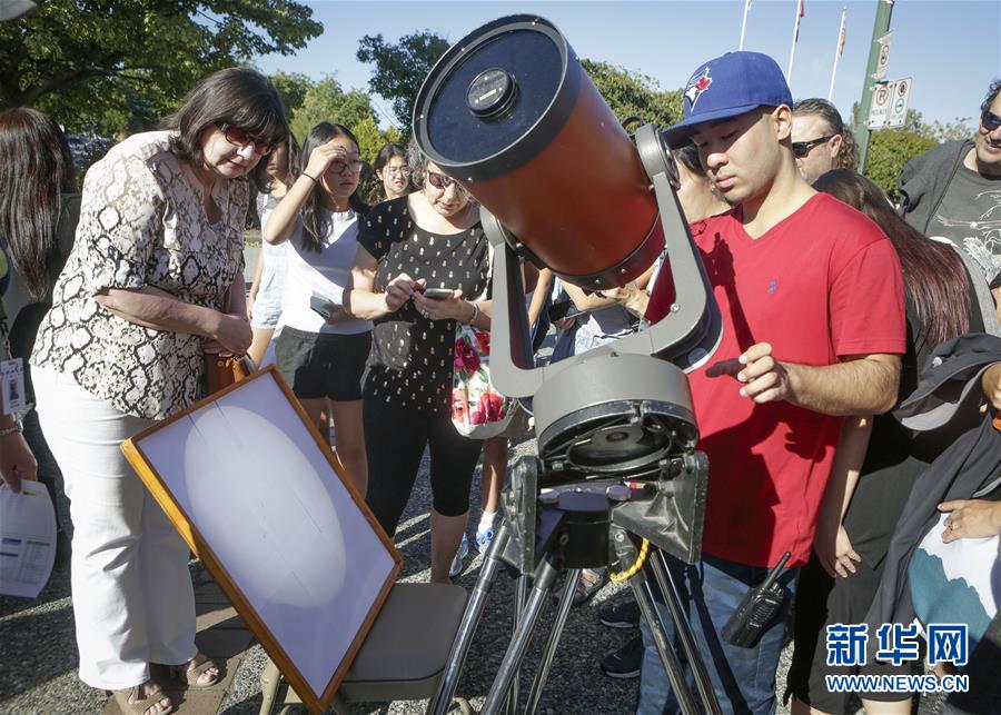 一种翻盖式取景器的制作方法