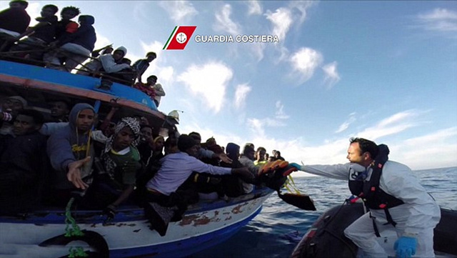 载550人偷渡船在地中海倾覆 至少400人死亡