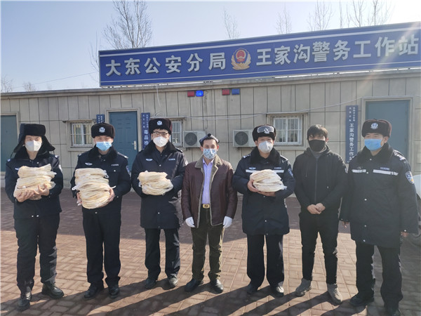疫情不擋溫暖 瀋陽新疆阿麗香飯店烤500個馕送交警