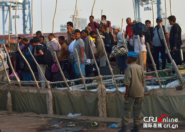 大批也門難民經亞丁灣抵達吉布提港