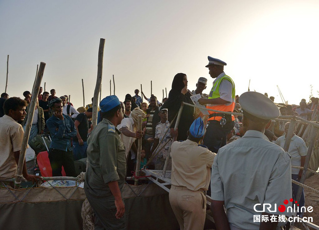 大批也門難民經亞丁灣抵達吉布提港