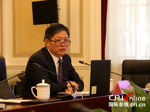 广州市人民政府外事办主任刘保春答记者问.(摄影 赵博)