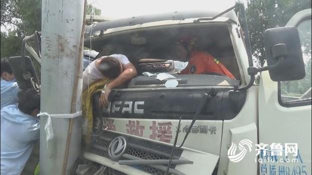 【平安山东(图片+摘要)】危险!济南一货车撞上电线杆司机大腿被卡 【平安山东(图片+摘要)】危险!济南一货车撞上电线杆司机大腿被卡