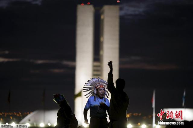巴西原住民抗議土地問題 暴雨中起舞射箭