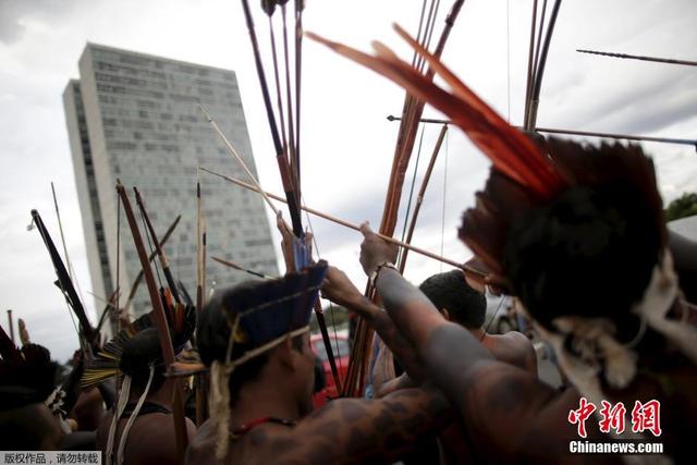 巴西原住民抗議土地問題 暴雨中起舞射箭
