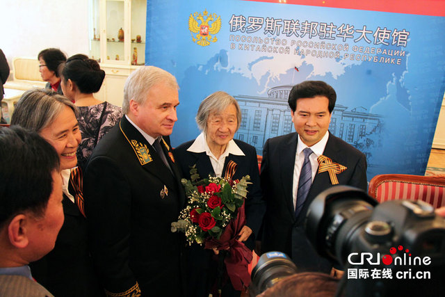 俄向32名中国人授予卫国战争胜利70周年纪念章