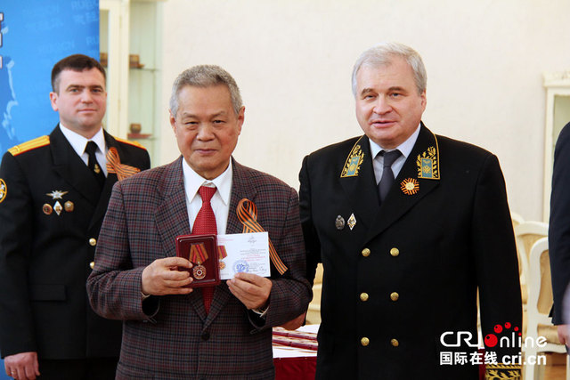 俄向32名中国人授予卫国战争胜利70周年纪念章