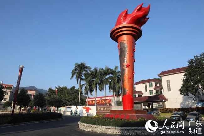 【脱贫奔康·粤来粤好】   人民网揭阳11月5日电(赵唯淞)党旗,国旗