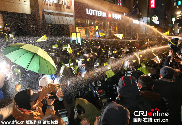 韩国民众首尔广场悼念"世越号"遇难者 与警方发生激烈冲突