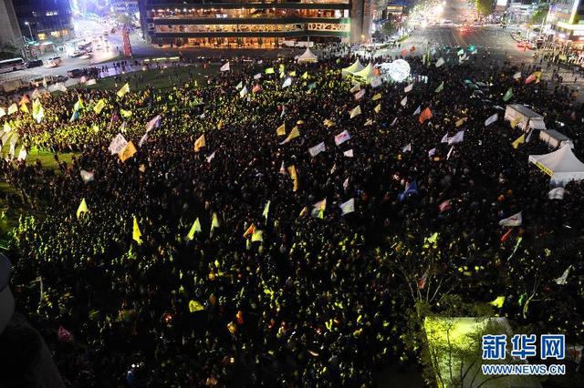 韩国民众首尔广场悼念"世越号"遇难者 与警方发生激烈冲突