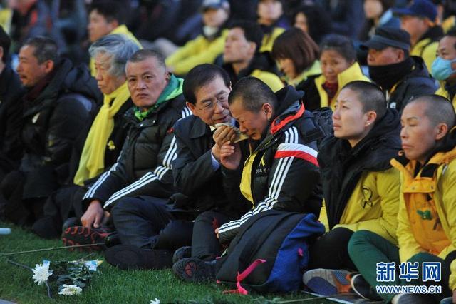 韓國民眾首爾廣場悼念"世越號"遇難者 與警方發生激烈衝突