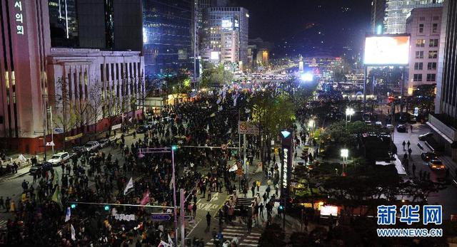 韩国民众首尔广场悼念"世越号"遇难者 与警方发生激烈冲突