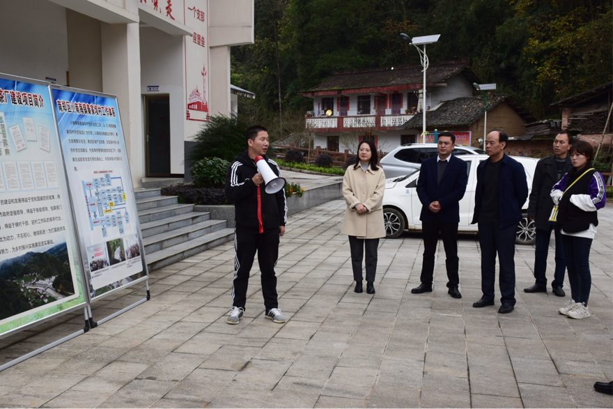 汉中市新闻工作者走山入村开展“走转改”主题采访活动