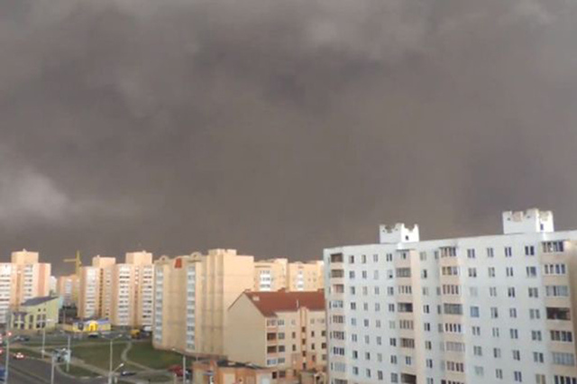 白俄罗斯遭强风暴袭击 黑云压城犹如末日